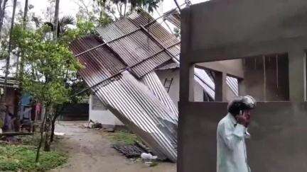 বিহপুৰীয়া: লালুকৰ গোাবিনপুৰ অঞ্চল ধুমূহাৰ তাণ্ডৱ, শতাধিক পৰিয়ালৰ ‍ক্ষতি সাধন ,বিদ্যুৎ সেৱা ব্যাহত