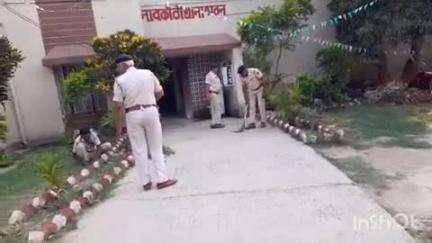 नावकोठी: श्रमदान दिवस पर नावकोठी में पुलिस पदाधिकारी ने थाना परिसर की सफाई अभियान चलाया