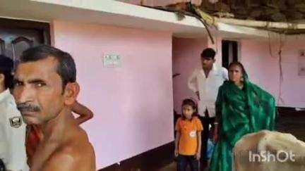 बाराचट्टी: लौहरी और आमुखाप में फरार चल रहे तीन आरोपियों के घर पुलिस ने चिपकाए इश्तेहार