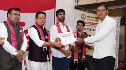 बसना: हेल्पिंग हैंड्स क्लब फाउंडेशन ने एम्स हॉस्पिटल रायपुर में रक्त दान महाकुंभ का आयोजन किया, बसना विधायक ने कहा रक्तदान से बड़ा कुछ नहीं