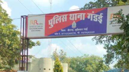 गंडई के ग्राम लालपुर चौक पर ठेले में शराब पिलाते युवक को किया गया गिरफ्तार