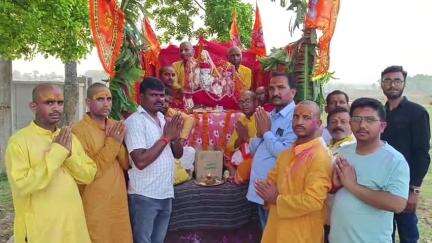दारू: छोटा डहरभंगा में शिव परिवार की प्राण प्रतिष्ठा के लिए मूर्ति का हुआ नगर भ्रमण, उमड़े श्रद्धालु