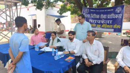 सरायकेला: सरायकेला मंडल कारा में जेल अदालत और चिकित्सा शिविर का आयोजन, DLSA सचिव के साथ JMFC और अन्य पहुंचे