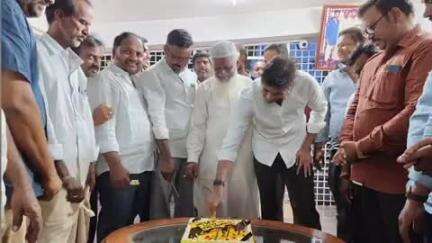 తాడిపత్రి: సీఎం చంద్రబాబు పుట్టినరోజు సందర్భంగా తాడిపత్రిలో కేక్ కట్ చేసిన ఎమ్మెల్యే జేసీ అస్మిత రెడ్డి, సంబరాలు చేసుకున్న నేతలు
