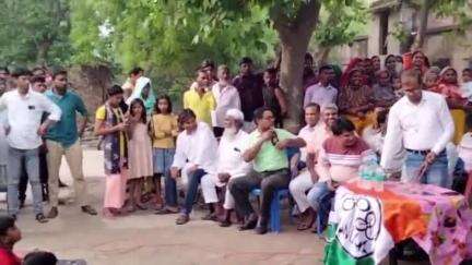 কালীগঞ্জ: মীরা ২ এবং পলাশী ১ পঞ্চায়েতের বিভিন্ন এলাকায় জনসংযোগ এবং দলীয় কর্মীদের নিয়ে  সভা করলেন প্রয়াত বিধায়কের কন্যা
