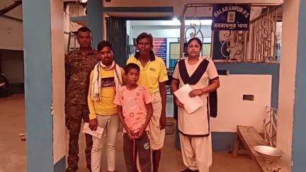 বলরামপুর: বাড়ি থেকে বেরিয়ে আসা মুখ বধির শিশুকে পরিবারের হাতে ফেরালেন বলরামপুর থানার পুলিশ