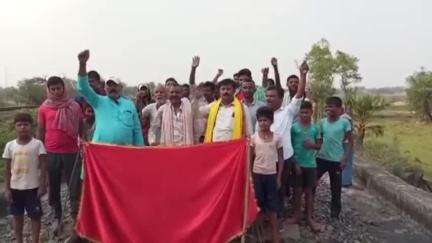 कहलगांव: एमजीआर एनटीपीसी रेलवे लाइन पर कहलगांव-ललमटिया रेलवे ट्रैक जाम कर प्रदर्शन