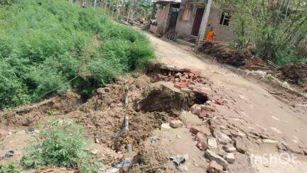मटिहानी: शंकरपुर बखड्डा में बनी सड़क टूटकर गड्ढे में हुई तब्दील, लोगों ने मरम्मत की मांग की