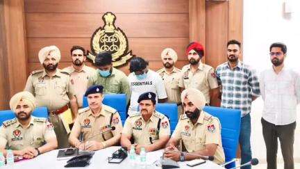 ਮਲੇਰਕੋਟਲਾ: ਮਲੇਰਕੋਟਲਾ ਪੁਲਿਸ ਵੱਲੋਂ ਦਵਿੰਦਰ ਬੰਬੀਹਾ ਗਰੁੱਪ ਦੇ ਨਾਮ ਤੇ ਪੰਜ ਕਰੋੜ ਦੀ ਫਰੋਤੀ ਮੰਗਣ ਵਾਲੇ ਦੋ ਨੌਜਵਾਨਾਂ ਨੂੰ ਕੀਤਾ ਕਾਬੂ