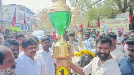 திருவாடனை: பேருந்து நிலையம் அருகே மாட்டுவண்டி எல்கை பந்தயத்தில் எம்எல்ஏ காதர்பாட்ஷா பங்கேற்பு