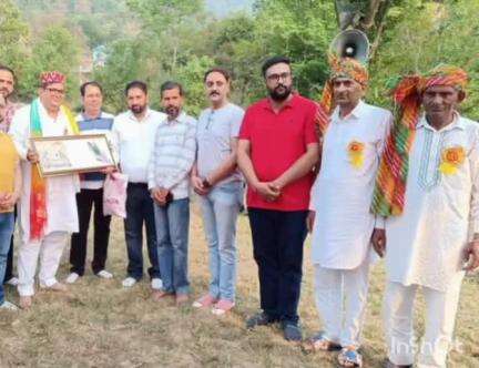 सरकाघाट: पिंगला में स्थानीय लोगों ने चंद्रमोहन शर्मा से की मुलाकात