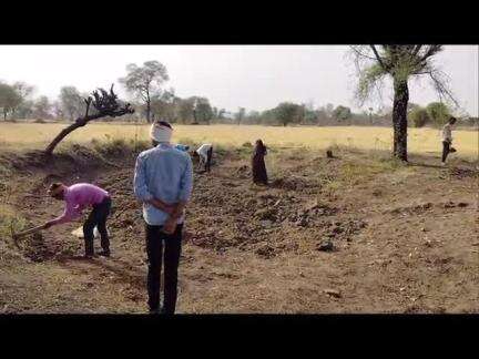 टीकमगढ़ जिले के गोर गांव में पलायन रुकने से अब अपने ही गांव मे मजदूरी करने मिल रही है क्या कुछ कहा मजदूरों व सरपंच ने ।।