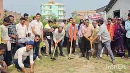 झंझारपुर: झंझारपुर नगर परिषद के वार्ड 18, 20 और 14 में विशेष सफाई अभियान चलाया गया, ईओ ने खुद कुदाल चलाकर सफाई की