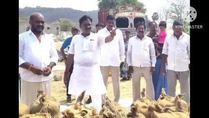 చిట్యాల: రైతులకు సకాలంలో డబ్బులను జమ చేయాలి:చిట్యాల పిఎసిఎస్ చైర్మన్ సుంకరి మల్లేష్ గౌడ్
