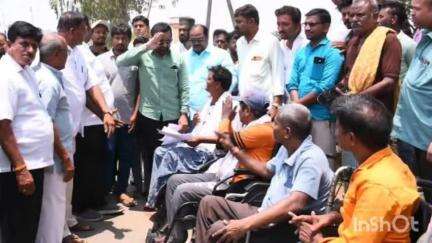 ಕುಂದಗೋಳ: ಪಟ್ಟಣದಲ್ಲಿ ಅಂಗವಿಕಲರ ಸಂಘದ ಅಹವಾಲು ಸ್ವೀಕರಿಸಿದ ಸಚಿವ ಸಂತೋಷ್ ಲಾಡ್