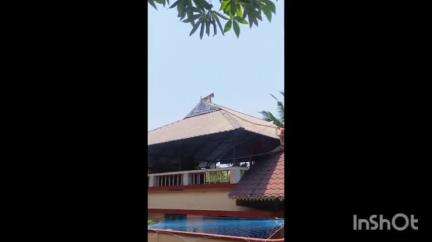 മൂവാറ്റുപുഴ: പിറവം പെരുമ്പള്ളിയിൽ വീടിന്റെ മേൽക്കൂരയിൽ കുടുങ്ങിയ ആടിനെ ഫയർഫോഴ്സെത്തി രക്ഷപ്പെടുത്തി