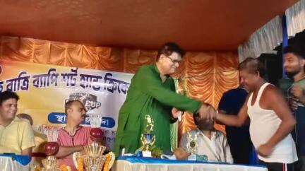 সীমলাপাল: বিক্রমপুর অঞ্চলের 'তালদা আমরা সবাই'-এর পরিচালনায়'একরাত্রি শর্ট হ্যান্ড ক্রিকেট প্রতিযোগিতা'র উদ্বোধন হল