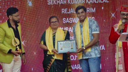বেলডাঙা ১: অল ইন্ডিয়া বেস্ট সোশ্যাল ওয়ার্কার  সংবর্ধনায় সংবর্ধিত হলো  বেলডাঙ্গার ভাবতা অঞ্চলের  আমরা সাথী ফাউন্ডেশন