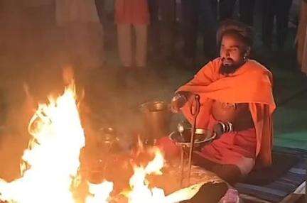 साईं खेड़ा: संत शिवानंद दादा जी का अनुष्ठान जारी, 27 अप्रैल तक चलेगा, शनि मंदिर आश्रम बरिया घाट संदूक पर हवन महा आरती हुई