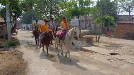 मशरक: देवरिया हनुमान मंदिर में 9 दिवसीय रूद्र महायज्ञ का भव्य कलशयात्रा से हुआ शुभारंभ, बड़ी संख्या में लोग जुटे