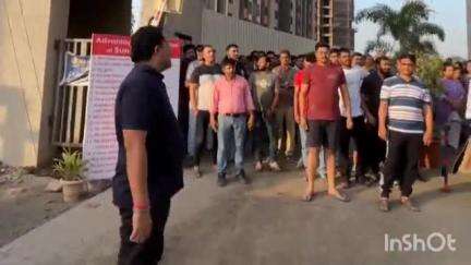 વાપી: વાપી હરિયા પાર્ક સ્થિત સન ક્રિએટર નામક બિલ્ડિંગના રહીશોનો વિરોધ પ્રદર્શન #jansamasya