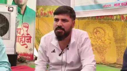 केज: राष्ट्रवादी युवा नेते बाळा बांगर यांनी मस्साजोग येथे देशमुख कुटुंब यांची भेट घेतली