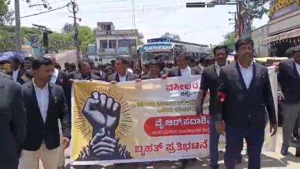 ಶಿಡ್ಲಘಟ್ಟ: ಹಿರಿಯವಕೀಲರ ಮೇಲೆ ಹಲ್ಲೇ ಖಂಡಿಸಿ ನಗರದಲ್ಲಿ ವಕೀಲರ ಸಂಘಟನೆ ವತಿಯಿಂದ ಪ್ರತಿಭಟನೆ