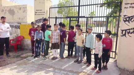 नवलगढ़: घीसा की ढाणी में बच्चों ने स्कूल के जड़ा ताला, चिलचिलाती धूप में टेंट तानकर ग्रामीणों के साथ धरने पर बैठे