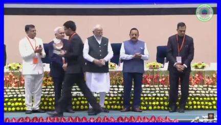 सरायकेला - खरसांवा जिले के उपायुक्त रविशंकर शुक्ला को प्रधानमंत्री नरेंद्र मोदी ने किया सम्मानित