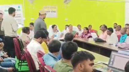 जामा: जामा विधायक डॉ. लुईस मरांडी ने जामा प्रखंड सभागार में अधिकारियों और जनप्रतिनिधियों के साथ समीक्षा बैठक की