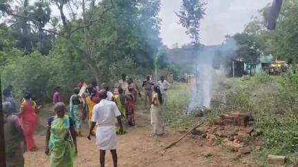 ஆலங்குடி: வடகாட்டில் கோவில் இடம் சம்பந்தமாக இரு தரப்பினர் இடையே பிரச்சனை சாலை மறியல் பரபரப்பு
