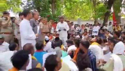 #Balia : गोंड जाति के लोगों का DM कार्यालय पर प्रदर्शन जाति प्रमाण पत्र बनाने की मांग को लेकर हजारों गोंड जाति .#viral