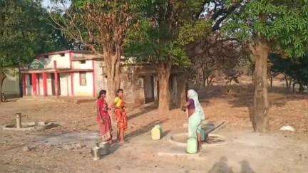परसवाड़ा: वन ग्राम सावरझोडी के ग्रामीण खेत में बने झिरिया से पानी लाकर पीने को हैं मजबूर, जनप्रतिनिधियों सहित अधि #jansamasya
