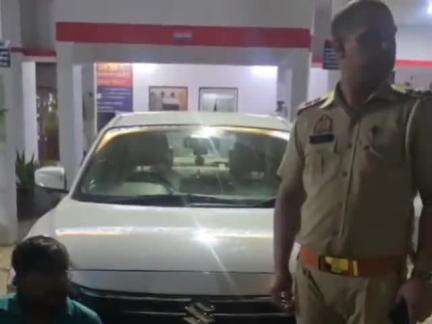 धनौरा: गजरौला शहर में कार से स्टंट करने वाले युवक को पुलिस ने गिरफ्तार कर किया चालान