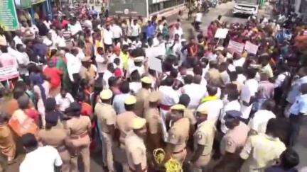திருச்செந்தூர்: பஜார் பகுதியில் தனியார் மதுபான கடை அமைக்க எதிர்ப்பு தெரிவித்து சாலை மறியல்