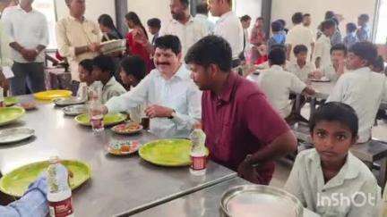 భద్రాచలం: భద్రాచలం పట్టణంలోని ఏ హెచ్ ఎస్ బాయ్స్ హాస్టల్ డైనింగ్ హాల్ ప్రారంభించి,విద్యార్థులతో కలిసి భోజనం చేసిన ఎమ్మెల్యే,ITDA PO