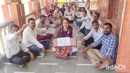 घाटोल: घाटोल ब्लॉक के पंचायत शिक्षक विद्यालय सहायक संघ ने किया भूख हड़ताल