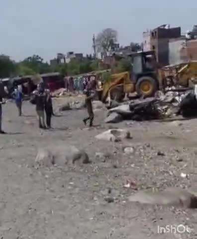 हल्द्वानी: रेलवे स्टेशन के पास गौला नदी के किनारे अवैध अतिक्रमण को प्रशासन की टीम ने जेसीबी से तोड़ा