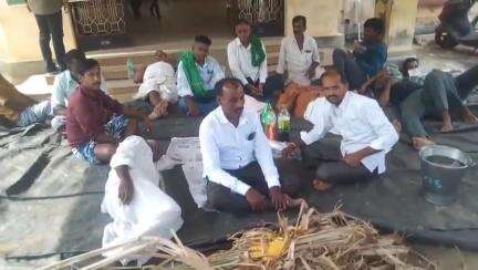 ಕೊಳ್ಳೇಗಾಲ: ಕೃಷಿ ಪಂಪ್‌ಸೆಟ್‌ ವಿದ್ಯುತ್ ಸಂಪರ್ಕ ಕಡಿತ ವಿರೋಧಿಸಿ ಪಟ್ಟಣದಲ್ಲಿ ಕುಂತೂರು ಗ್ರಾಮಸ್ಥರ ಪ್ರತಿಭಟನೆ