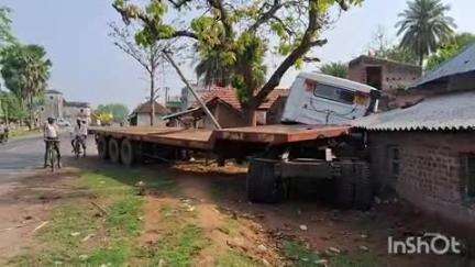 कुंडहित: कमलिया गांव में अनियंत्रित ट्रेलर ने गौशाला और घर को किया ध्वस्त, गाय और बैल घायल