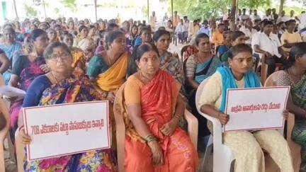 మంథని: #localissue బ్లాస్టింగ్ తో ఇండ్లు కూలిపోయి ప్రమాదాలు దుమ్ముధూళితో అనారోగ్య పాలవుతున్నామని రాజాపూర్ గ్రామస్తుల ఆందోళన