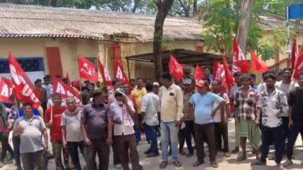 ঝাড়গ্রাম: ঝাড়গ্রাম রেল স্টেশন সংলগ্ন এআইটিইউসির দলীয় কার্যালয় ভাঙা যাবে না, এই দাবিতে ঝাড়গ্রামে রেলের আধিকারিককে ডেপুটেশন