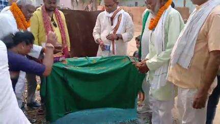 टुंडी: नावाटांड में टुंडी विधायक मथुरा प्रसाद महतो ने सड़क निर्माण कार्य का शिलान्यास किया