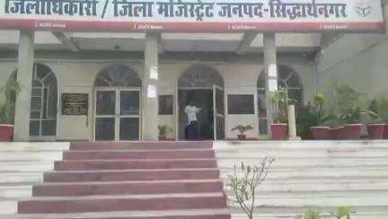 डुमरियागंज: अहिरौली पडरी निवासी राकेश विश्वकर्मा ने अपने बैनामा की जमीन पर कब्जा करने का आरोप लगाते हुए जिलाधिकारी से की शिकायत