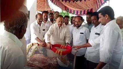 మైదుకూరు: మాజీ సర్పంచ్ మృతదేహానికి నివాళులు అర్పించిన మాజీ ఎమ్మెల్యే రఘురామిరెడ్డి