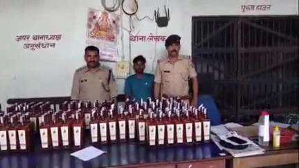 पकड़ी दयाल: पुलिस ने सिसहनी में छापेमारी कर होंडा सिटी कार से 123 बोतल अंग्रेजी शराब के साथ एक धंधेबाज को गिरफ्तार किया