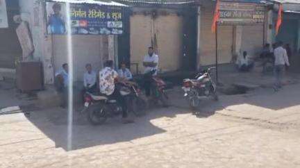 कोलायत: देशनोक में हुए सड़क हादसे में मृतक के परिवार जनों को मुआवजा व संविदा पर नौकरी देने की मांग को लेकर कोलायत बाजार बंद रहा