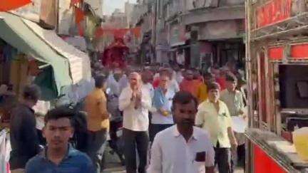 ગઢડા: શહેરના મુખ્ય બજારોમાં નારાયણદાસજી સ્વામીજીની પાલખી યાત્રા નીકળી - હરિભક્તો અંતિમ દર્શન કરવા ઉમટી પડ્યા