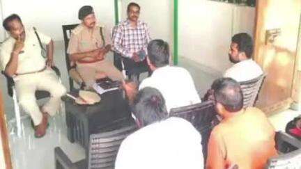 యర్రగొండపాలెం: ఎర్రగొండపాలెం ఫారెస్ట్ కార్యాలయంలో మోటర్ మెకానిక్ లకు సమావేశం నిర్వహించిన రేంజర్ సుబ్బారావు