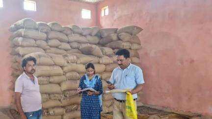गम्हरिया: गम्हरिया के दो पंचायतों में बीडीओ ने पैक्स गोदामों का निरीक्षण किया